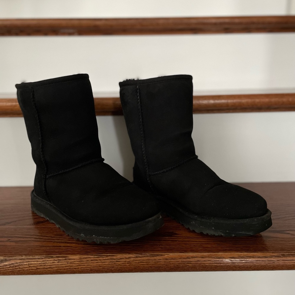 WOMEN’S SHORT UGG BOOTS BLACK. SIZE 5. GOOD CONDITION.
